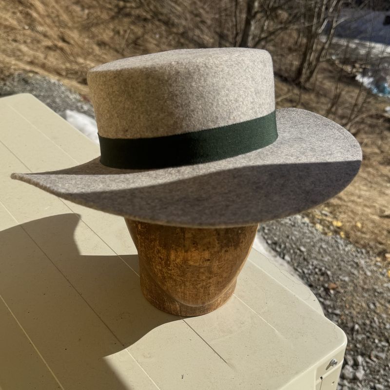 Spansk hatt grå