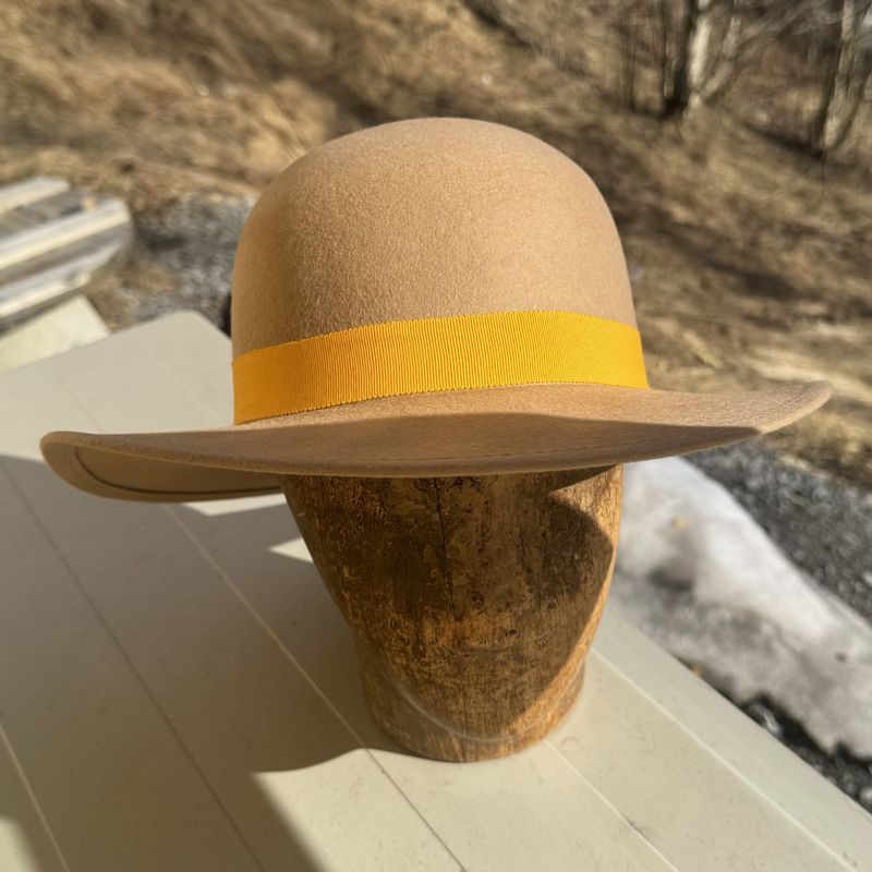 Rund pull hatt kamel