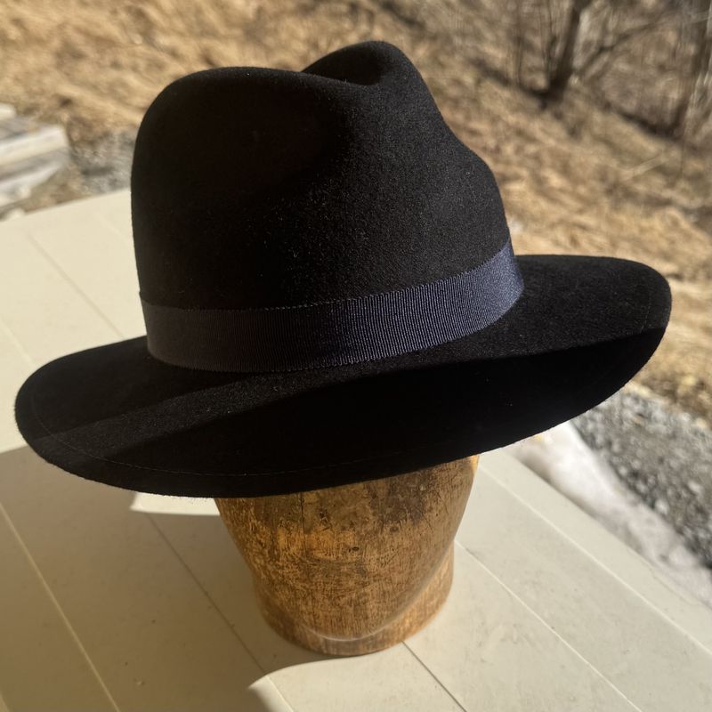 Bogart hatt svart, ned bak