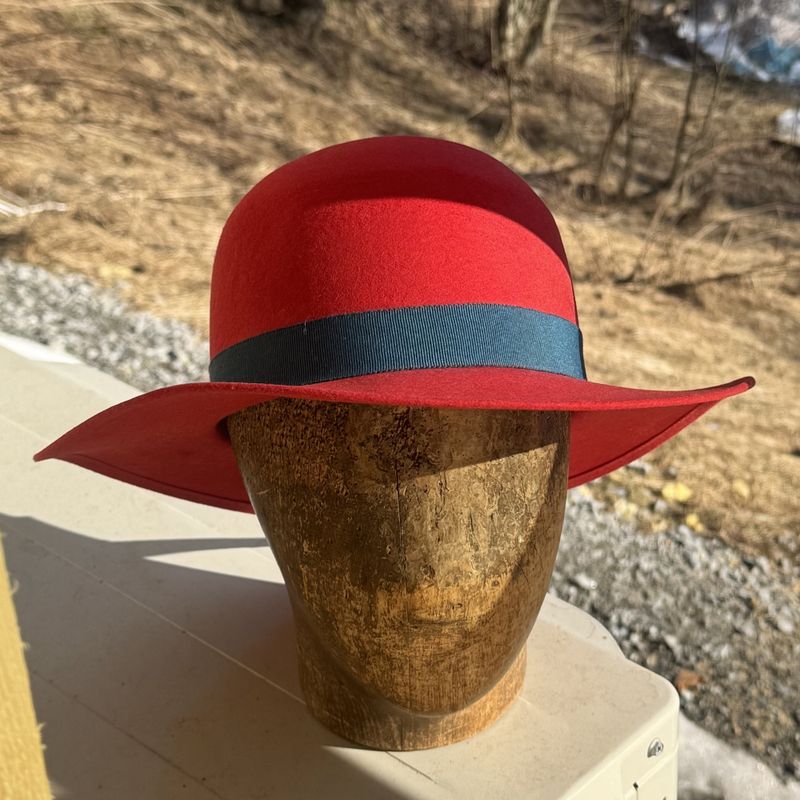 Rund pull hatt rød