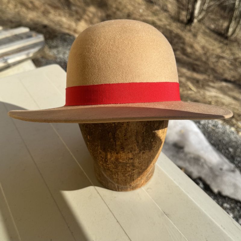 Rund pull hatt kamel