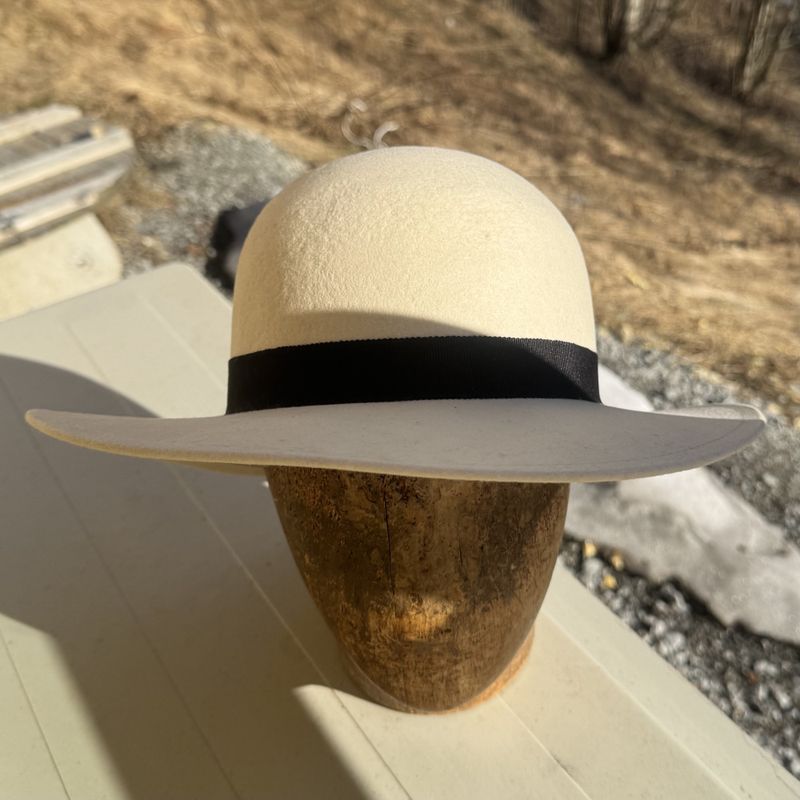 Rund pull hatt krem hvit