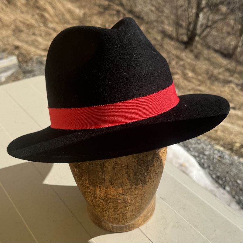 Bogart hatt svart, ned bak