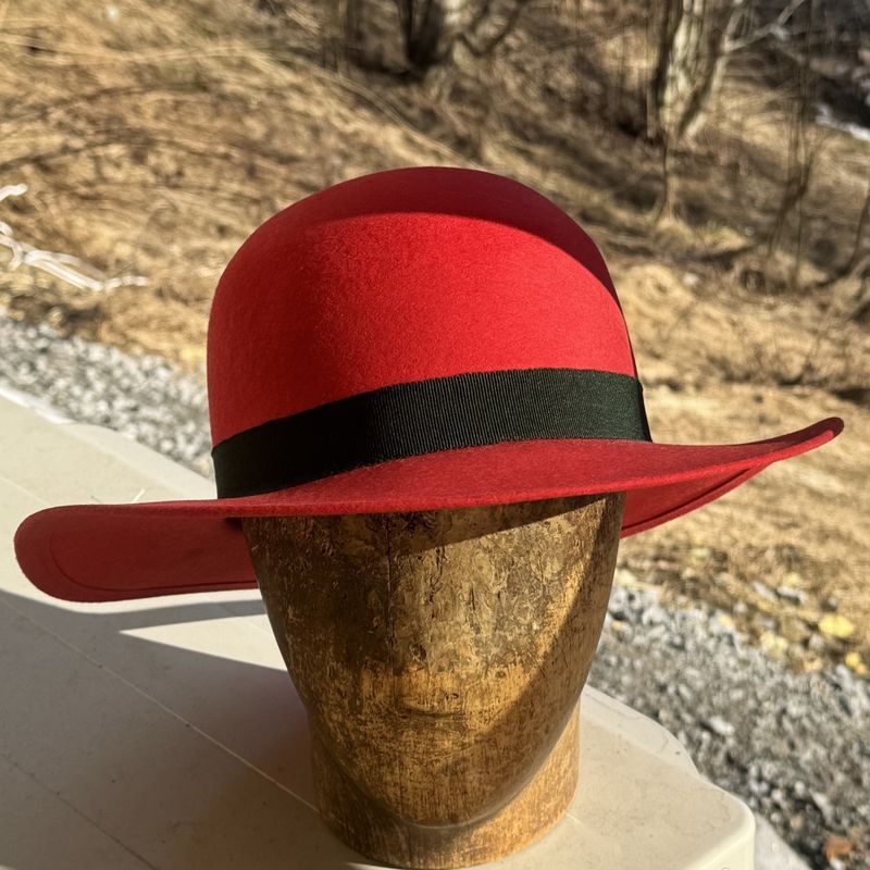 Rund pull hatt rød