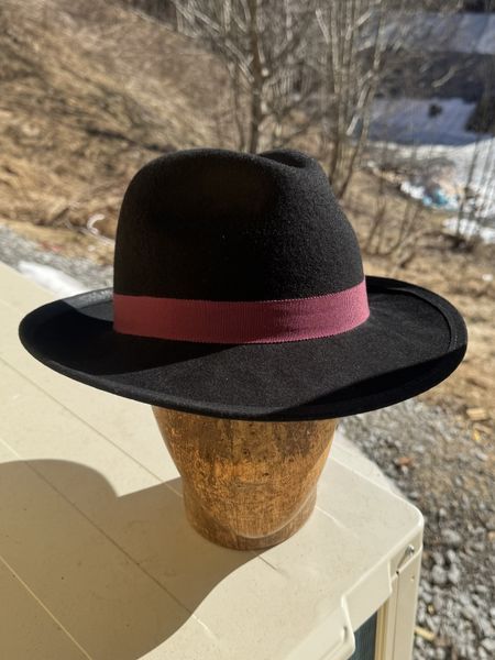 Bogart hatt svart, opp bak
