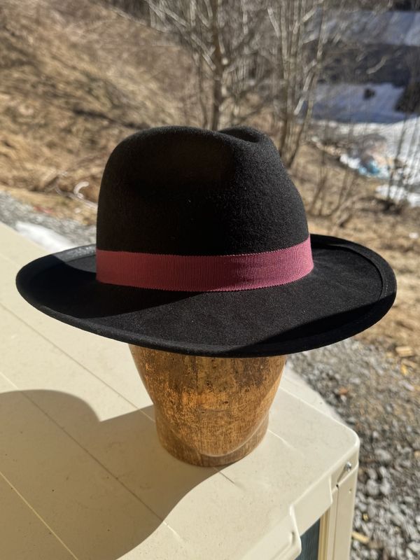 Bogart hatt svart, opp bak