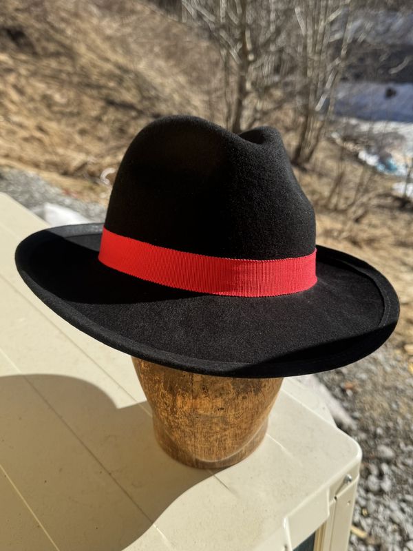 Bogart hatt svart, opp bak