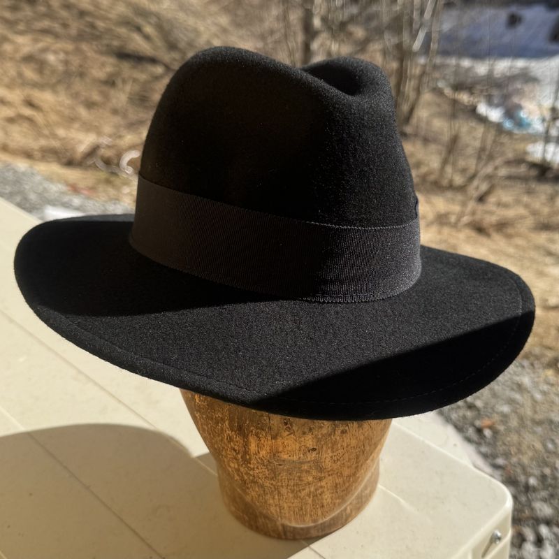 Bogart hatt svart, opp bak