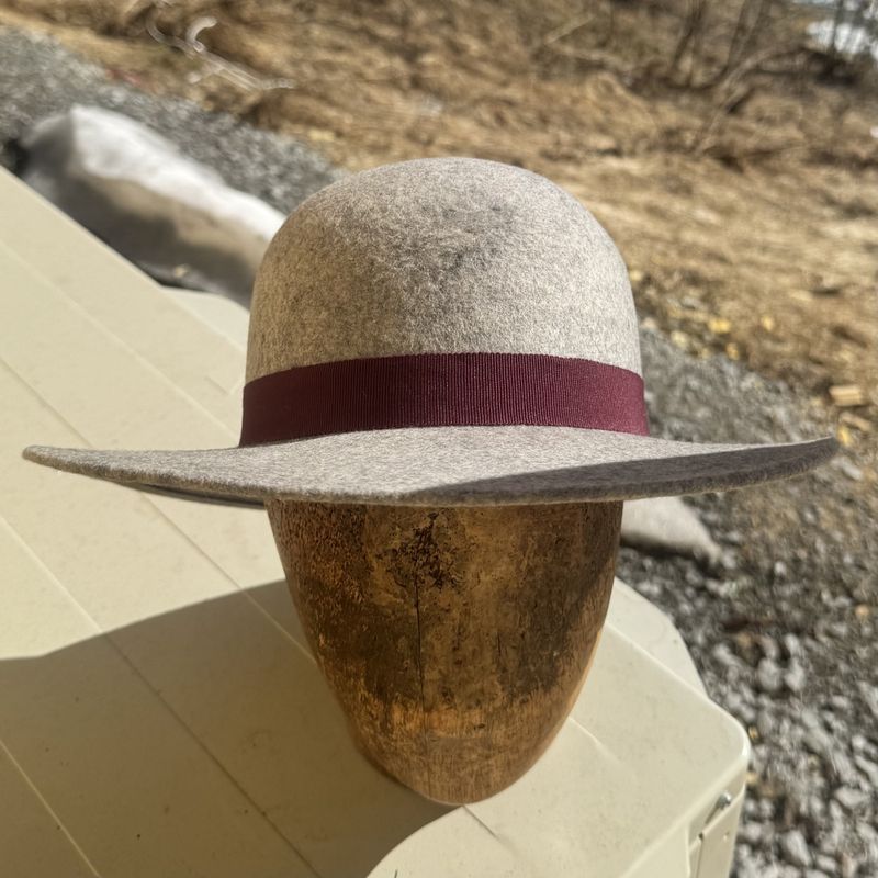 Rund pull hatt grå