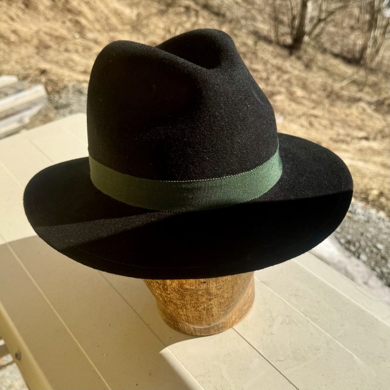 Bogart hatt svart, ned bak