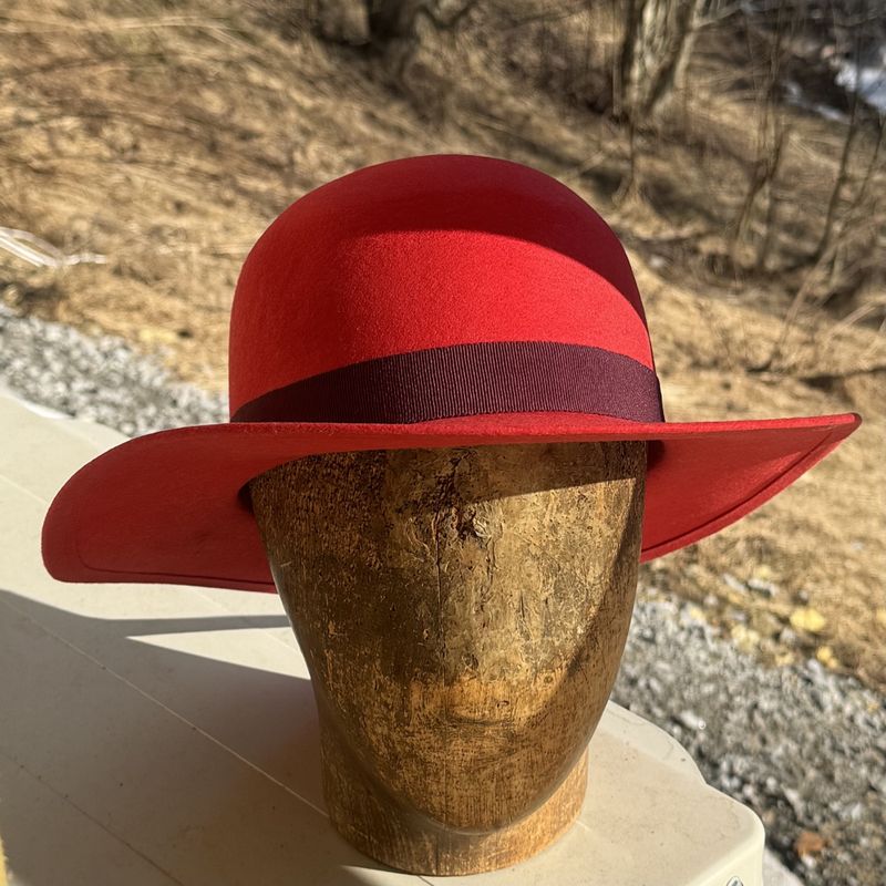 Rund pull hatt rød