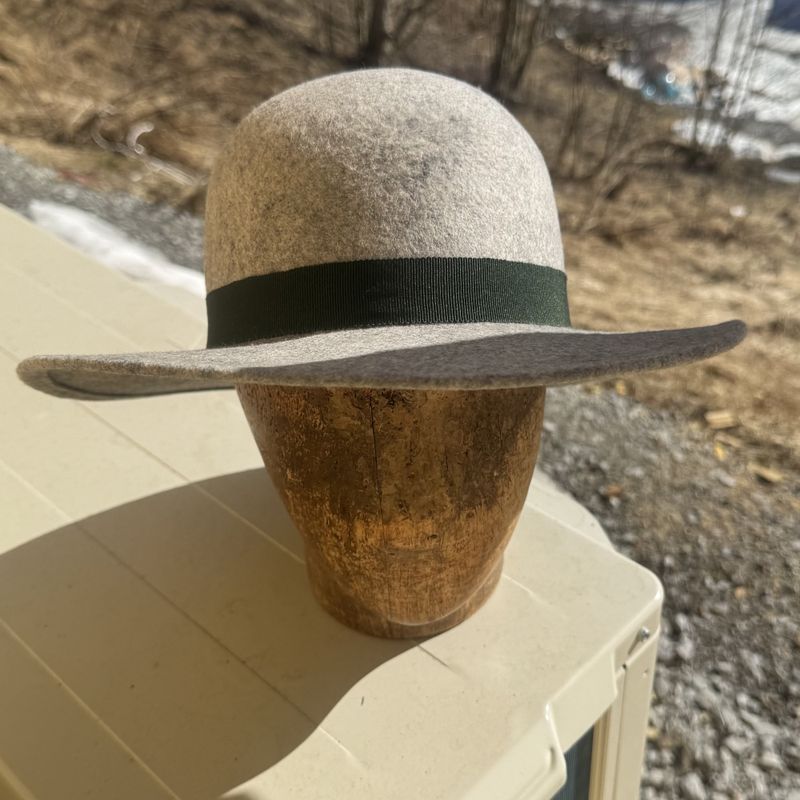 Rund pull hatt grå