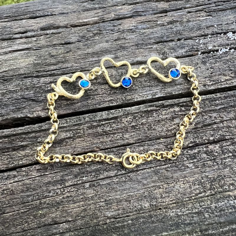 Kjærlighetskvisten armbånd med 3 hjerte