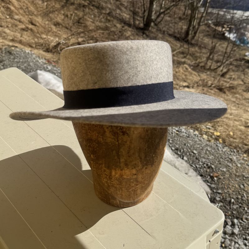 Spansk hatt grå
